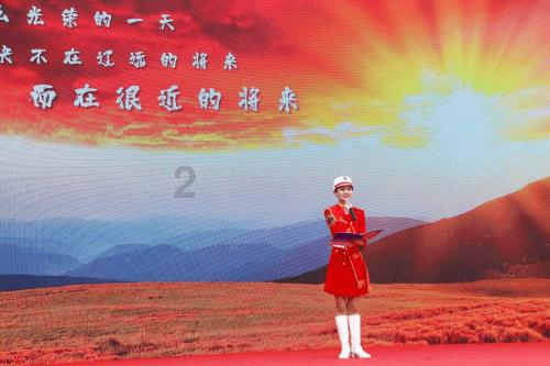 范楷与信义光能控股有限公司投资总监魏刚就光伏玻璃项目进行洽谈